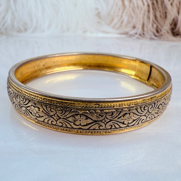 Bohemian chic aged lightweight etched bangle bracelet - Picture 5 of 5